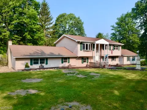 15 Robinhood Ln, Vernon Twp, NJ 07422
