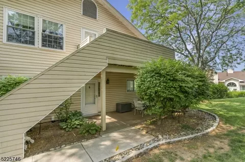 3 Dunbar Ct, Bedminster, NJ 07921