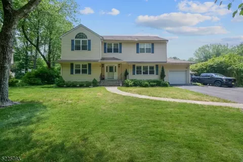6 Phyllis Pl, Randolph, NJ 07869