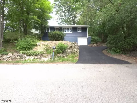 14 Lakeshore Dr, Vernon Twp, NJ 07422