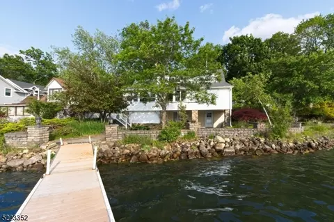 18 Oak Pkwy, Sparta, NJ 07871