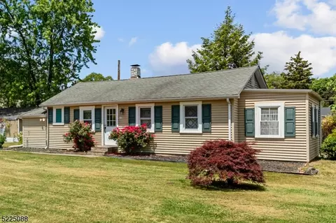 27 Second St, Flagtown, NJ 08821