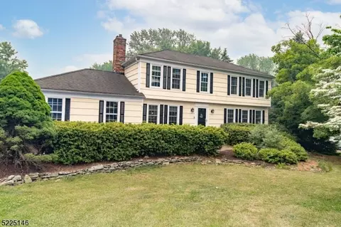 7 Harvest Ct, Clinton, NJ 08809
