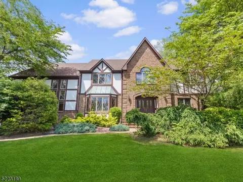 12 Gentry Dr, Washington Twp, NJ 07853