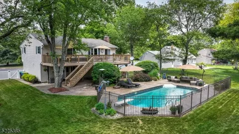 8 Huntsman Ln, Hillsborough, NJ 08844
