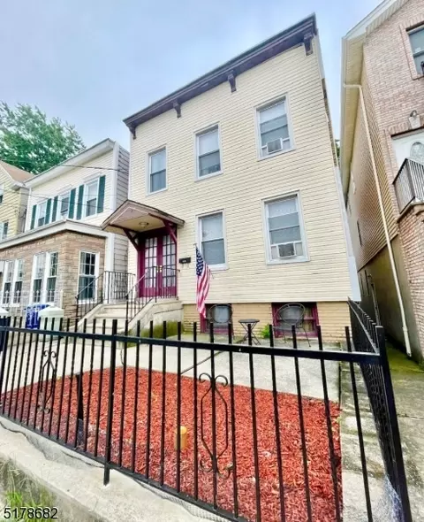 1115 8th St, North Bergen, NJ 07047