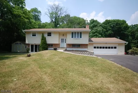 124 Beechwood Rd, Belvidere, NJ 07823
