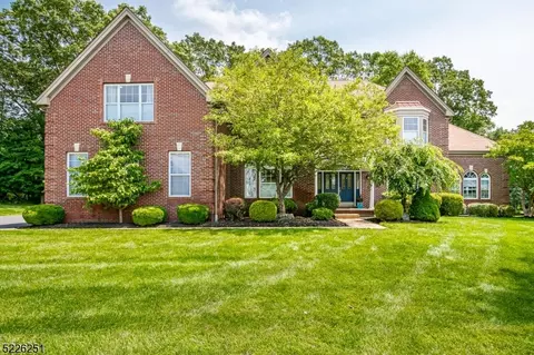 12 Valley Wood Dr, East Franklin, NJ 08873