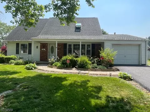 18 Gunner Ln, Willingboro, NJ 08046