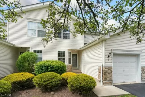 8 Meadow Lakes Dr, Hamburg, NJ 07419