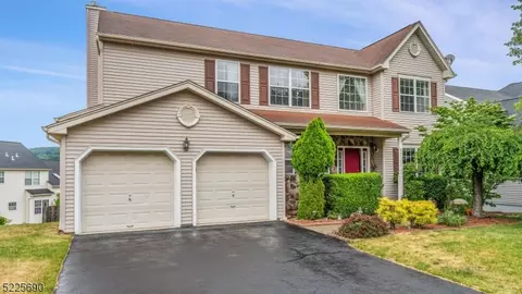 5 Manning Ct, High Bridge, NJ 08829