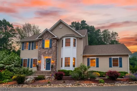 15 Squire Hill Rd, Washington Twp, NJ 07853