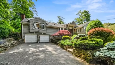 18 Hamilton Dr E, Caldwell, NJ 07006