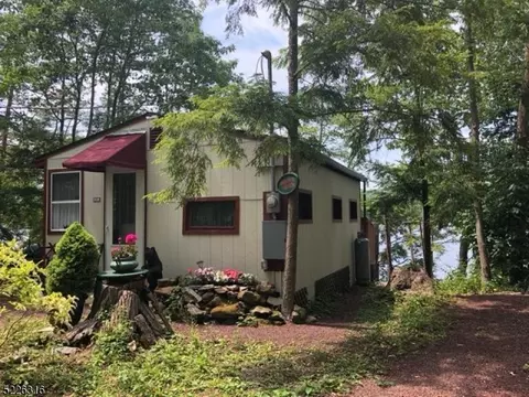 905 Greenwood Pt, Newton, NJ 07860