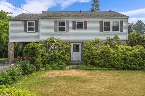 21 Manor House Rd, Mount Olive, NJ 07828