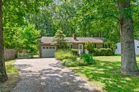 22 Hampton Heights Rd, Lafayette, NJ 07848