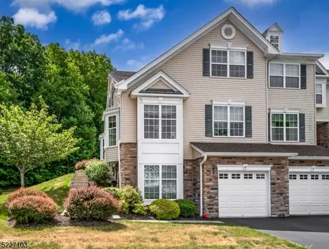 16 Greenwich Ct, Mount Olive, NJ 07828