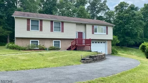6 Lakeview Dr S, Hamburg, NJ 07419