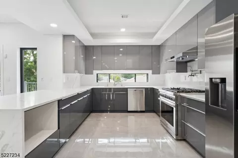 706 4th St, Secaucus, NJ 07094