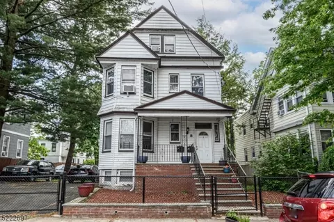 6 Ricord # -8, Newark, NJ 07106