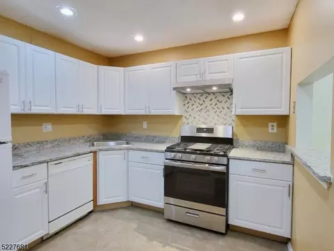 268 Hampshire Ct, Piscataway, NJ 08854