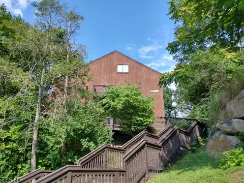 2 Port Royal Dr #4, Vernon, NJ 07462
