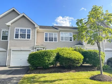 135 Windsong Cir #135, East Brunswick, NJ 08816