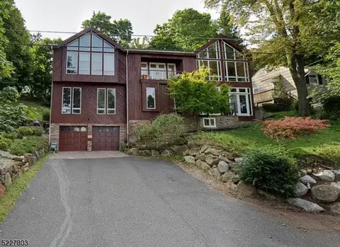 33 Maple Pkwy, Sparta, NJ 07871