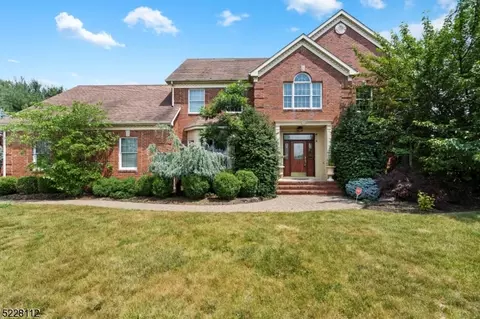 3 Zapf Ct, East Franklin, NJ 08873