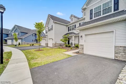 14 Daisy Dr, Somerset, NJ 08873