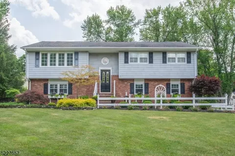 32 Dogwood Trl, Randolph, NJ 07869