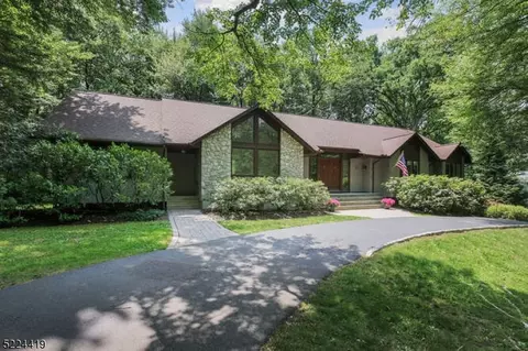 17 Crown Dr, Warren, NJ 07059