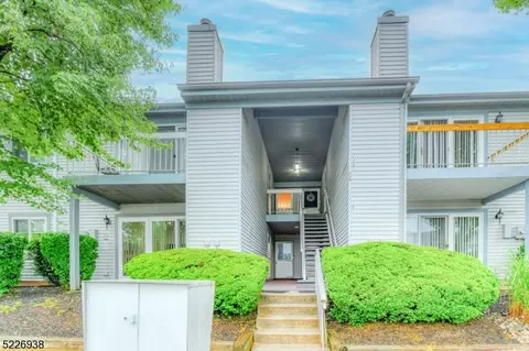 4 Henley Dr, Somerset, NJ 08873