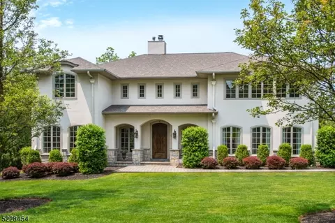 9 Hamilton Dr W, Caldwell, NJ 07006