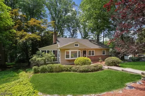 44 Dogwood Rd, Morris Plains, NJ 07950