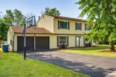 107 Hickory Rd, East Franklin, NJ 08873
