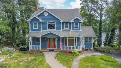 71 N Lakeside Ave, Lake Hopatcong, NJ 07849