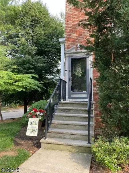 142 Sapphire Ln, Franklin Park, NJ 08823
