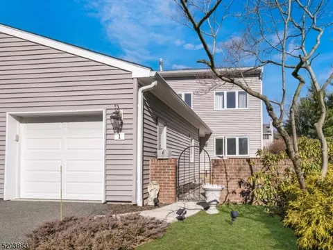 1 Litchult Ln, Mahwah, NJ 07430