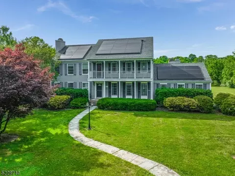 27 Saddlebrook Dr, Washington, NJ 07882