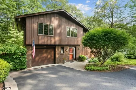 318 Mountainside Dr, Vernon Twp, NJ 07422