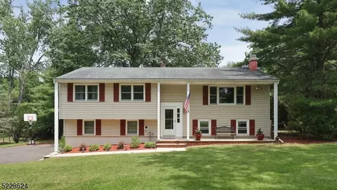 94 Vollers Dr, Somerville, NJ 08876