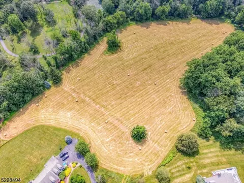 80 Frog Hollow Rd, Tewksbury Twp, NJ 07830