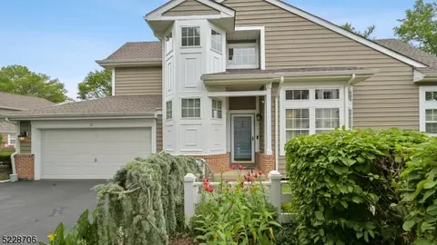 22 Cypress Point Ln, Monroe Township, NJ 08831