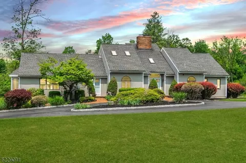 8 Green Hills Dr, Flemington, NJ 08822