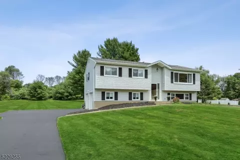 28 Paula Dr, Washington Twp, NJ 07853