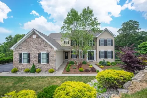9 Stark Ct, Mount Olive, NJ 07836