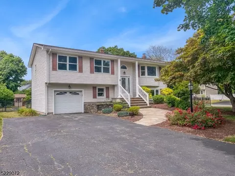 9 Reynolds Rd, Pequannock Twp, NJ 07440