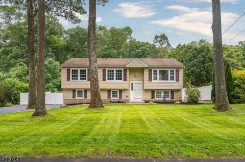 19 Brookside Dr, Jefferson, NJ 07438