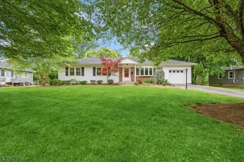 19 Sedgefield Dr, Morris Plains, NJ 07950